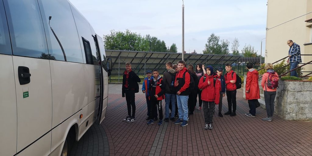 wycieczka klasy 7b - grupa przed autobusem