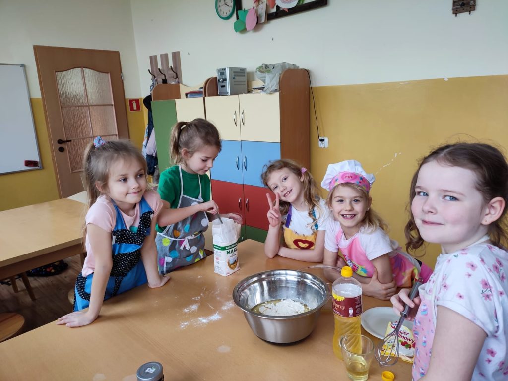 dzieci przy pracy nad ciastem