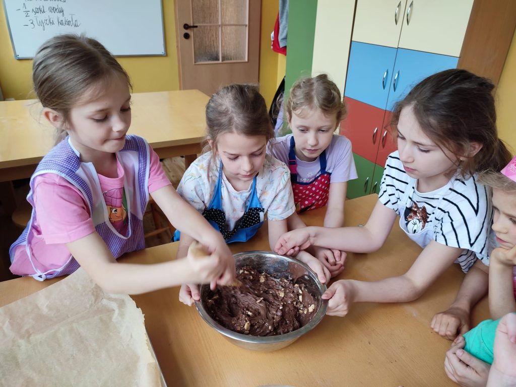 uczniowie tworzą swojską czekoladę