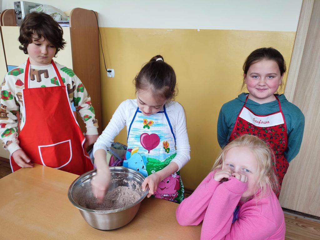 uczniowie na zajęciach kółka kulinarnego
