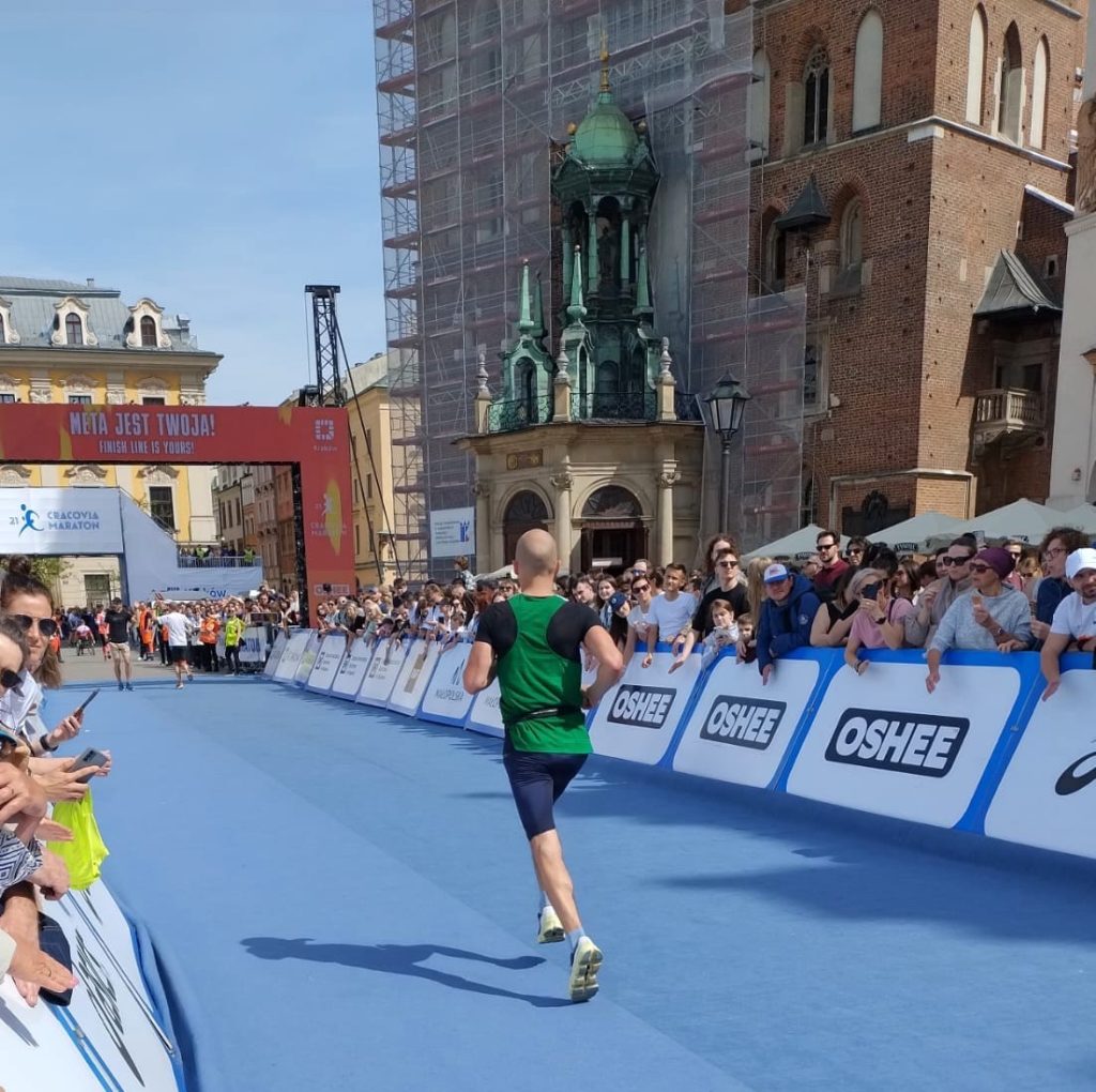 nauczyciel Michał Kraiński wbiega na metę maratonu w Krakowie