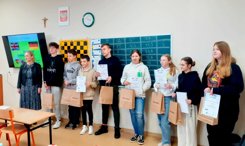 uczniowie w trakcie ogłaszania wyników konkursu z języka niemieckiego