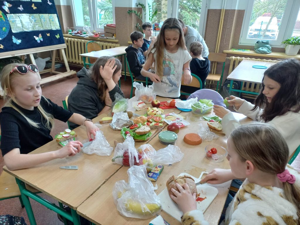 uczniowie przygotowują zdrowe kanapki